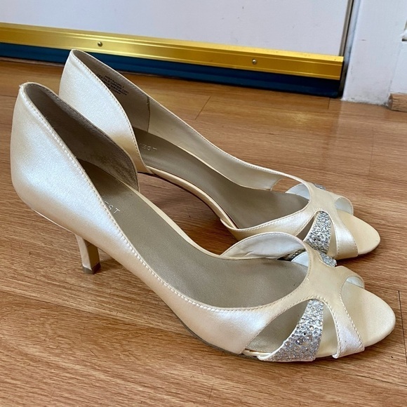 Nine West New Favorly Bridal Kitten Heel Satin Dress Sandals Women’s 9 NWT - Picture 3 of 15